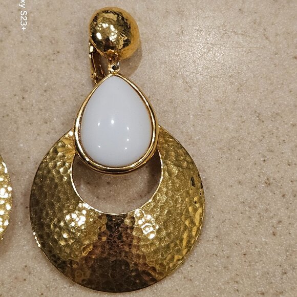 STATEMENT JOSE MARIA BARRERA WHITE HAMMERED GOLD DROP DANGLE CHANDELIER EARRINGS - Picture 11 of 11